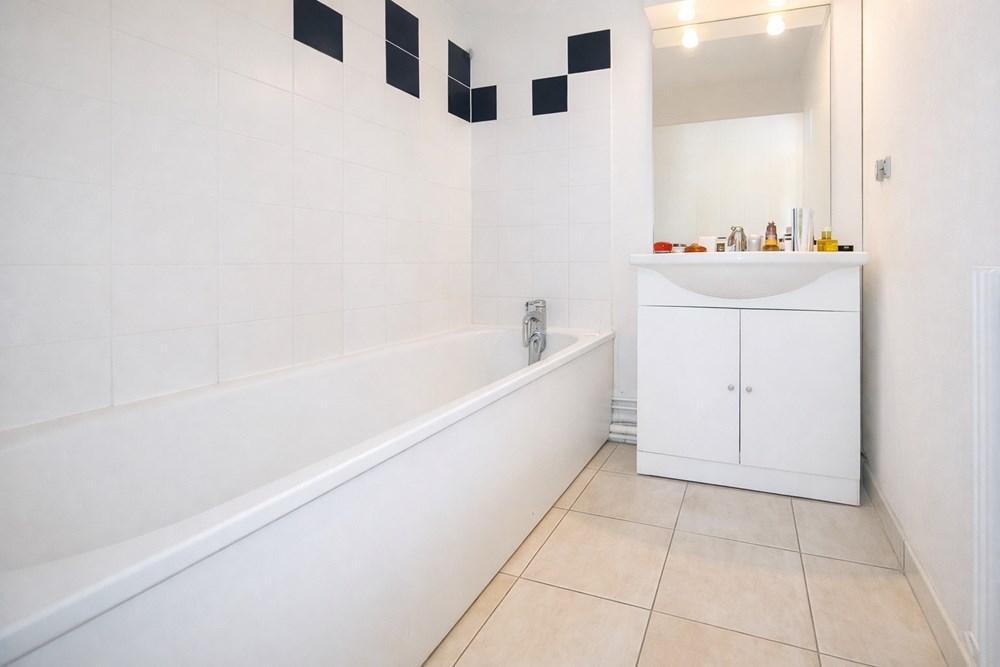 APPARTEMENT - T2 - IDEAL INVESTISSEUR - LOCATAIRE EN PLACE - ASCENSEUR - BALCON - BON DPE - BELLE EXPOSITION - PARKING PRIVE photo 4