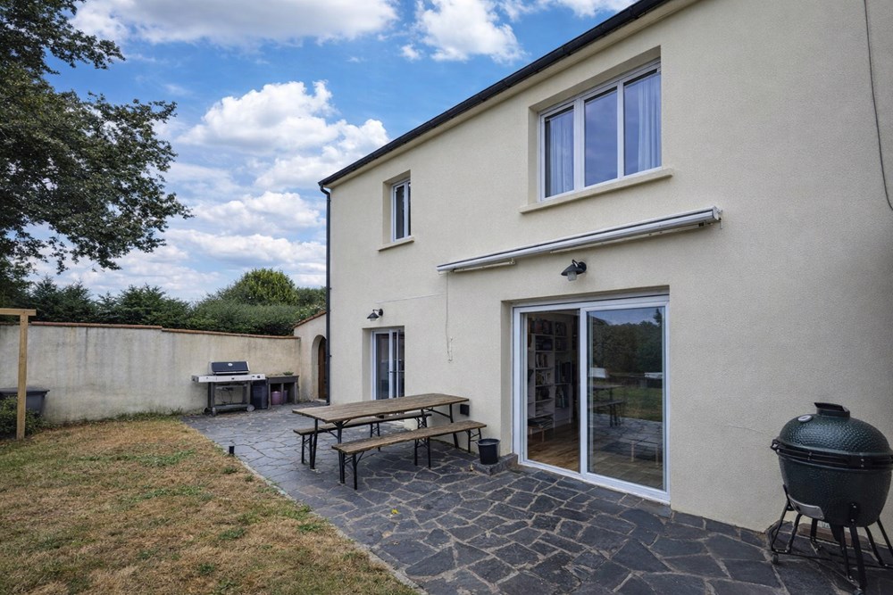 GRANDE MAISON FAMILIALE DE 150M² SUR 450M² DE TERRAIN - ESPACE DE VIE EN REZ DE JARDIN - CALME ABSOLU ET VUE DEGAGEE - RARE