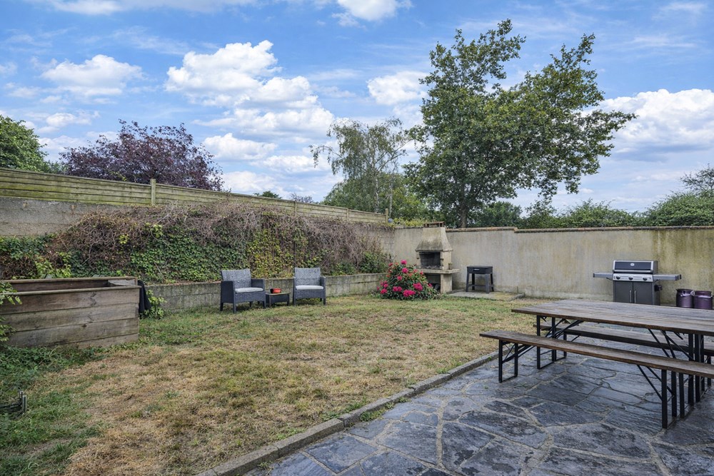 GRANDE MAISON FAMILIALE DE 150M² SUR 450M² DE TERRAIN - ESPACE DE VIE EN REZ DE JARDIN - CALME ABSOLU ET VUE DEGAGEE - RARE photo 5