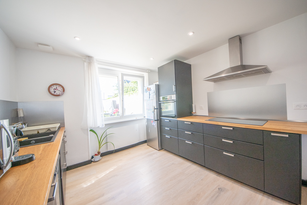 MAISON - T6 - 5 CHAMBRES - IDEALEMENT SITUE - PIECE DE VIE DE 46M² - GARAGE - EXPOSITION SUD photo 4