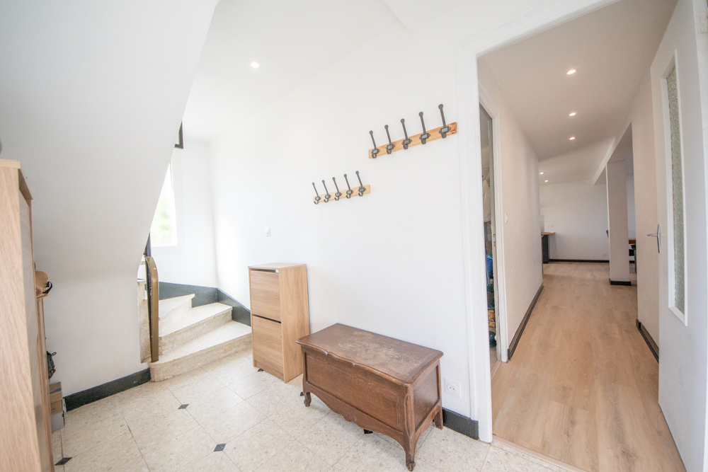 MAISON - T6 - 5 CHAMBRES - IDEALEMENT SITUE - PIECE DE VIE DE 46M² - GARAGE - EXPOSITION SUD photo 5