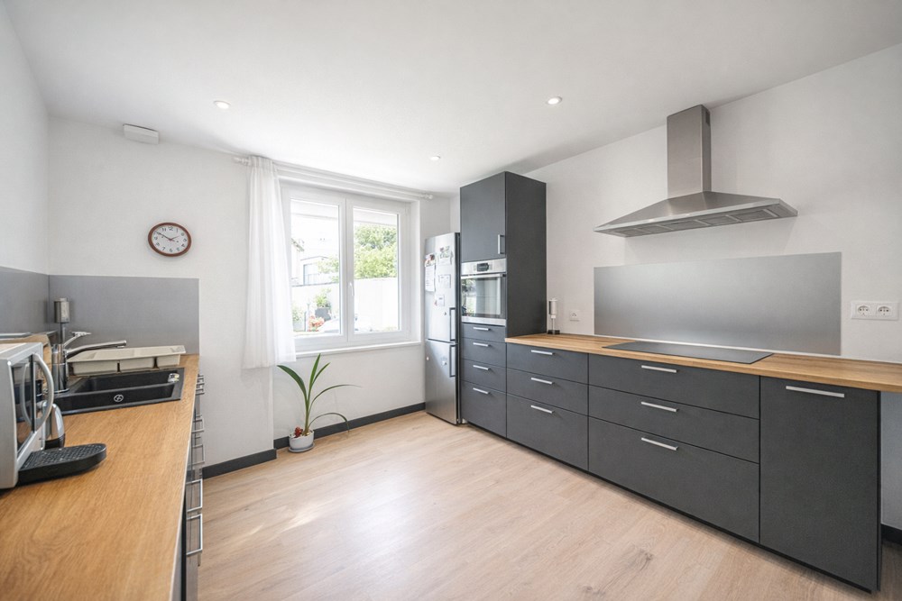 MAISON - T6 - 5 CHAMBRES - IDEALEMENT SITUE - PIECE DE VIE DE 46M² - GARAGE - EXPOSITION SUD photo 3