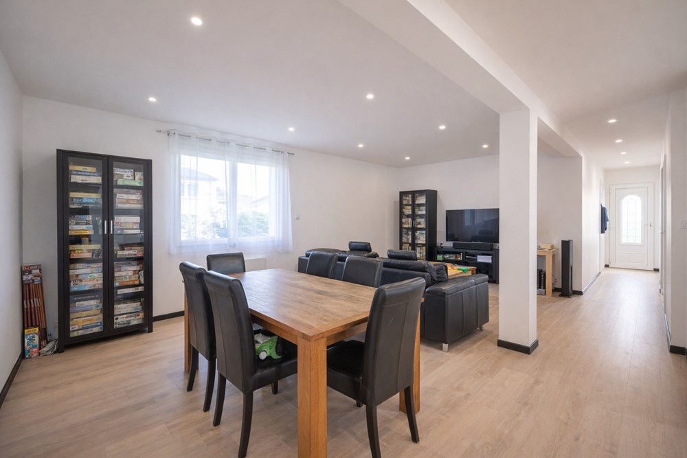 MAISON - T6 - 5 CHAMBRES - IDEALEMENT SITUE - PIECE DE VIE DE 46M² - GARAGE - EXPOSITION SUD photo 2