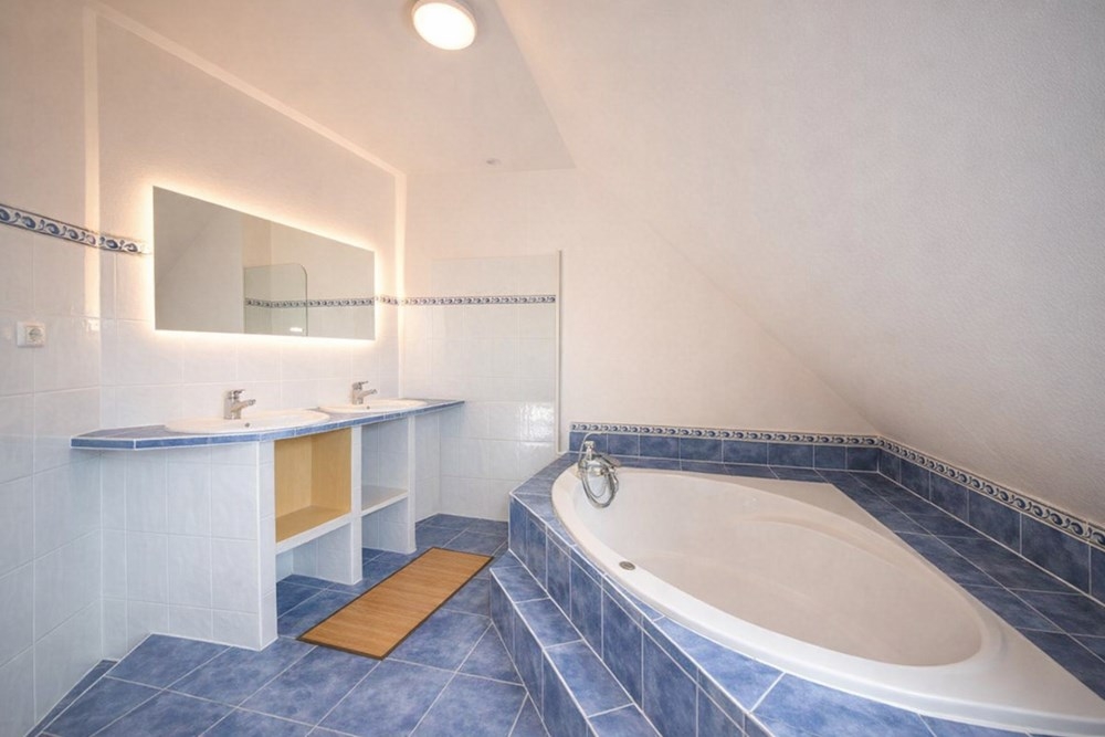 MAISON CONTEMPORAINE T6 - PIECE DE VIE +35M² - 4 CHAMBRES - TERRAIN +600M² - RARE - COUP DE COEUR photo 5