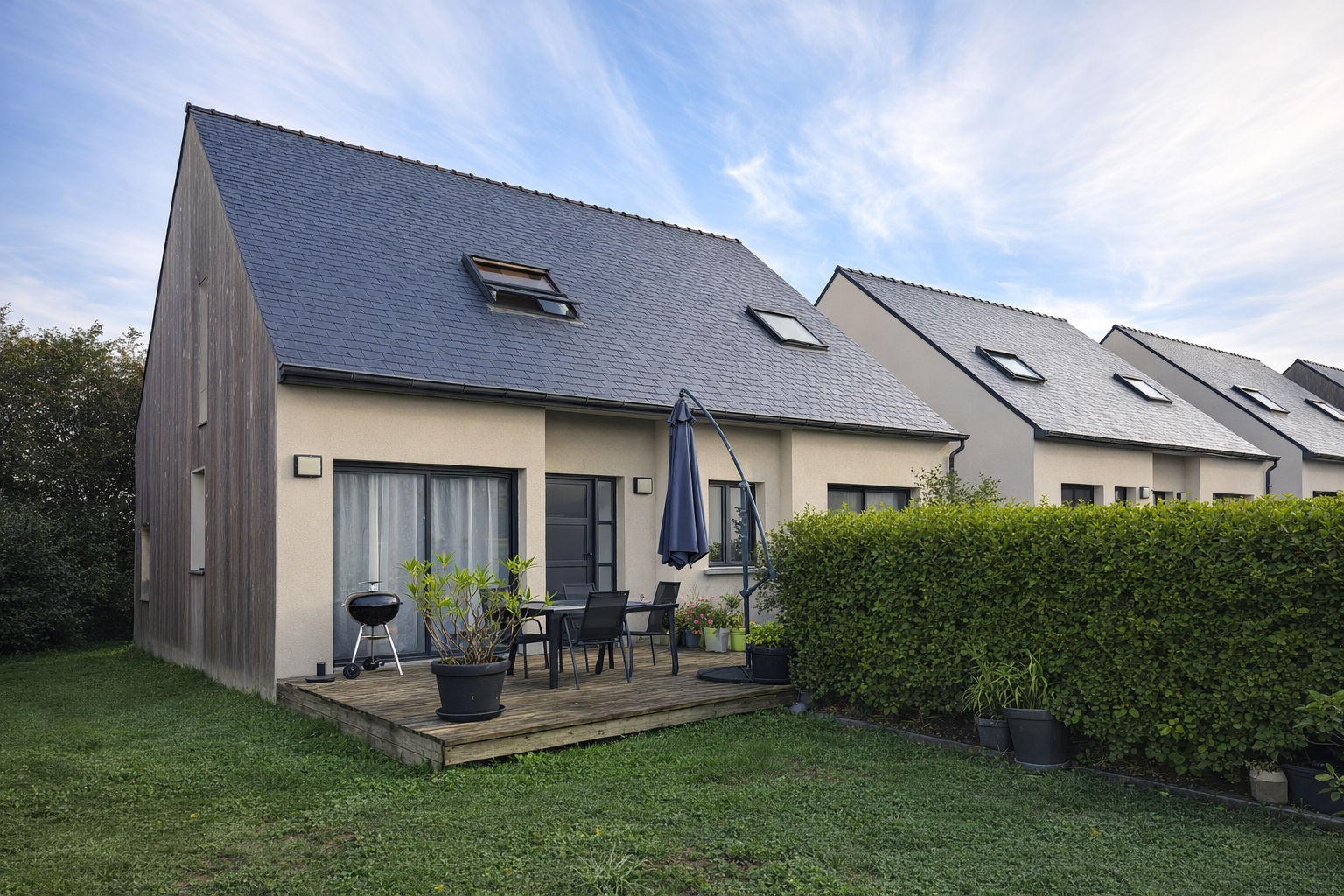 MAISON CONTEMPORAINE T5 DE 106M² AVEC PIECE DE VIE TRIPLE EN REZ DE JARDIN SUR +300M² DE TERRAIN ENVIRON - LIBRE JUILLET 2027