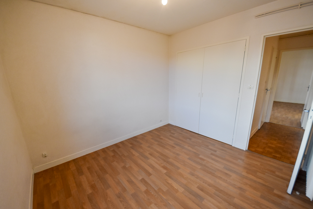 APPARTEMENT T3 63M² DE 1960 - 2 CHAMBRES - DALLE BETON - PLACE DE PARKING PRIVATIVE photo 5