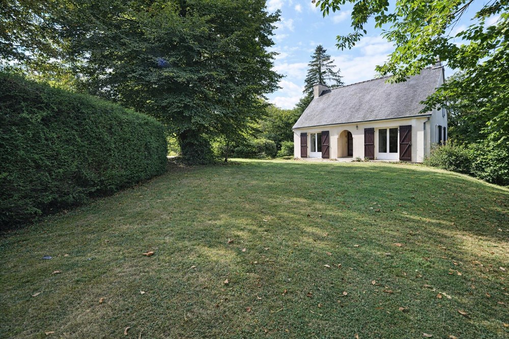MAISON DE 76 M2 - 3 CHAMBRES - TERRAIN DE 9 400 M2 - SOUS-SOL TOTAL - GRENIER AMÉNAGEABLE - BEAU POTENTIEL -