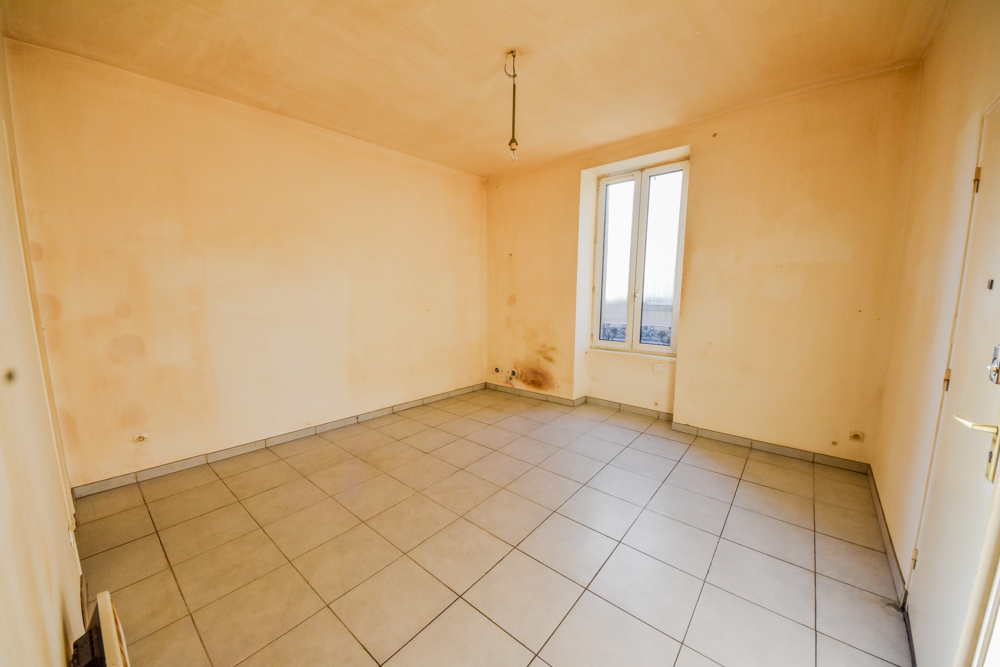 APPARTEMENT T1 BIS 27M² - LUMINEUX - A RENOVER - DALLE BETON - NOMBREUSES POSSIBILITES photo 2