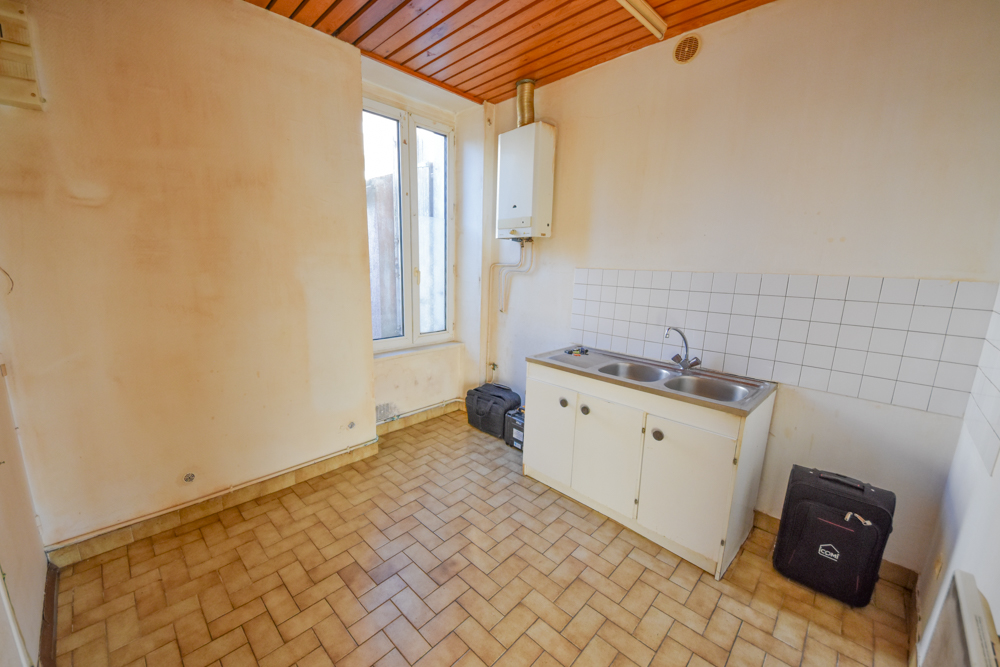 APPARTEMENT T1 BIS 27M² - LUMINEUX - A RENOVER - DALLE BETON - NOMBREUSES POSSIBILITES photo 3