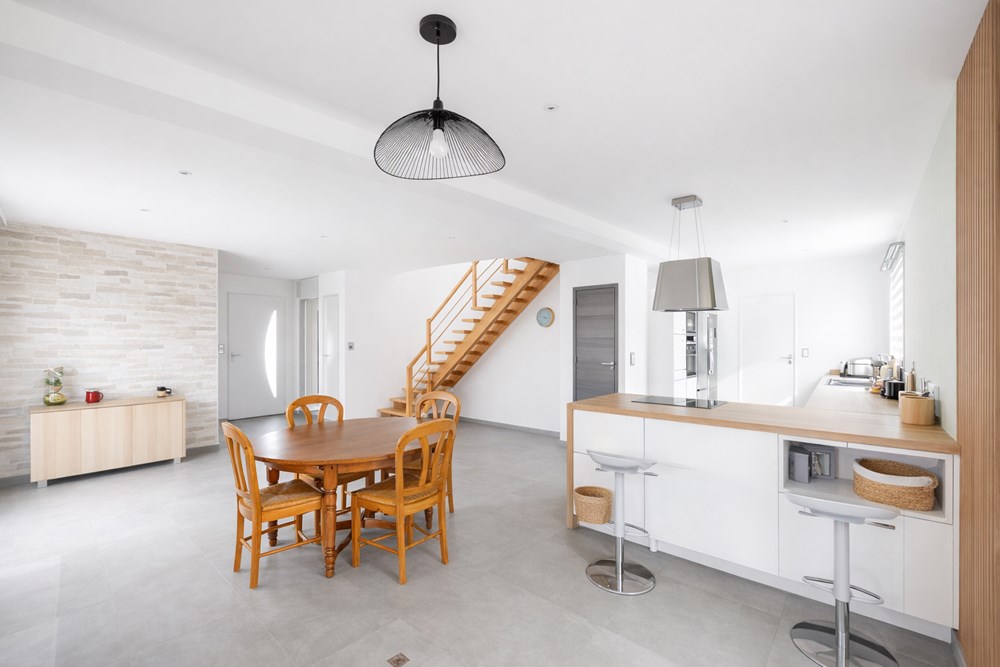 MAISON CONTEMPORAINE DE 118 M2 DE 2017 - 5 CHAMBRES - CELLIER - GARAGE - DPE B - POMPE A CHALEUR - JACUZZI - JARDIN CLOS photo 2