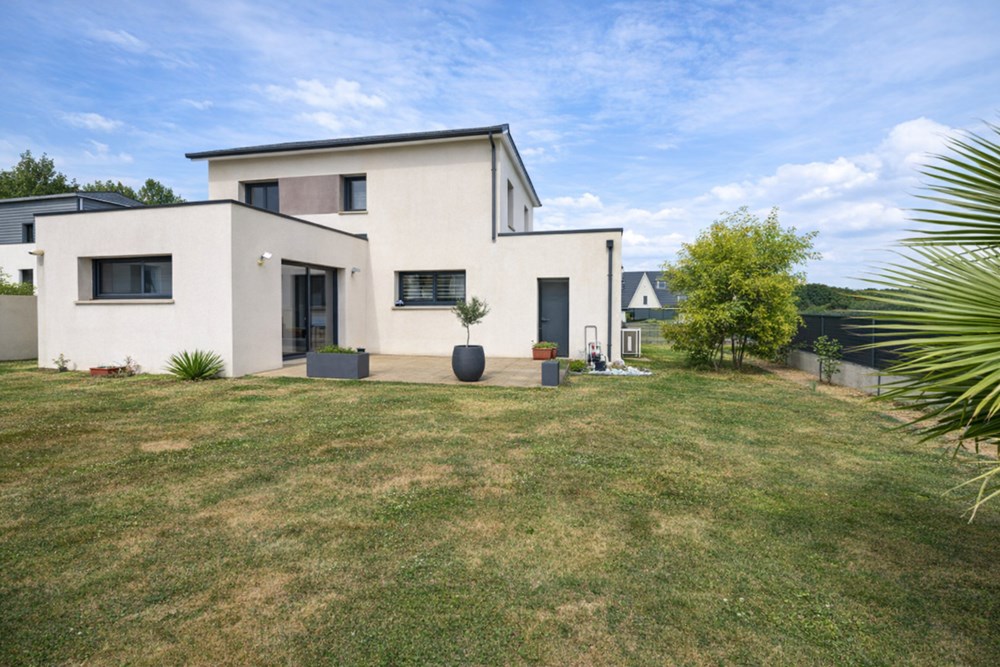 MAISON CONTEMPORAINE DE 118 M2 DE 2017 - 5 CHAMBRES - CELLIER - GARAGE - DPE B - POMPE A CHALEUR - JACUZZI - JARDIN CLOS