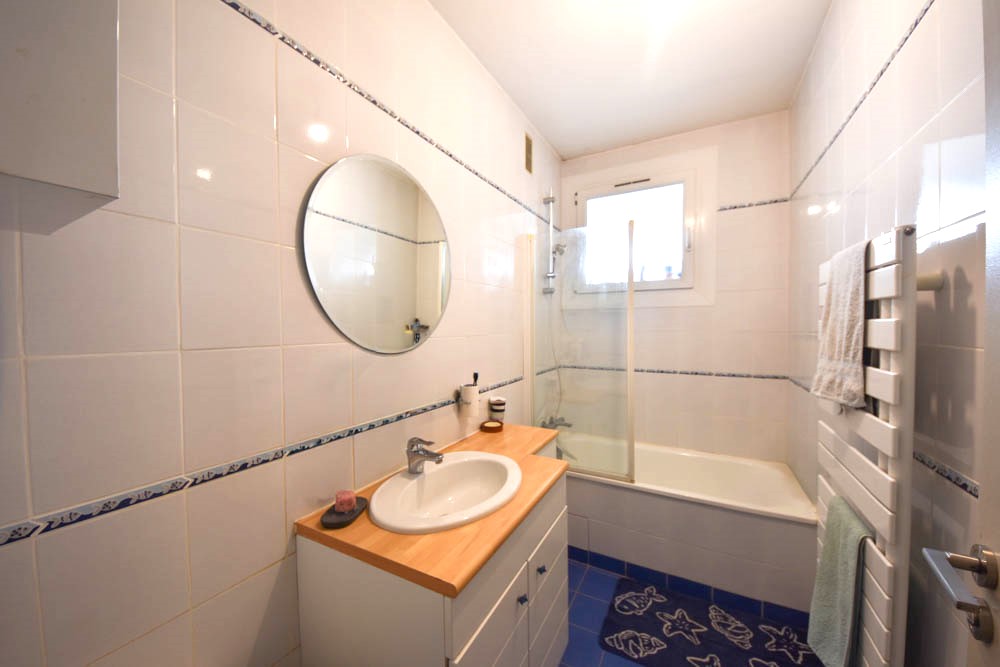 APPARTEMENT DE 91 M2 - 3 CHAMBRES - DERNIER ETAGE - VUE MER - BALCON - ASCENSEUR - GARAGE - CAVE - DALLE BETON photo 5