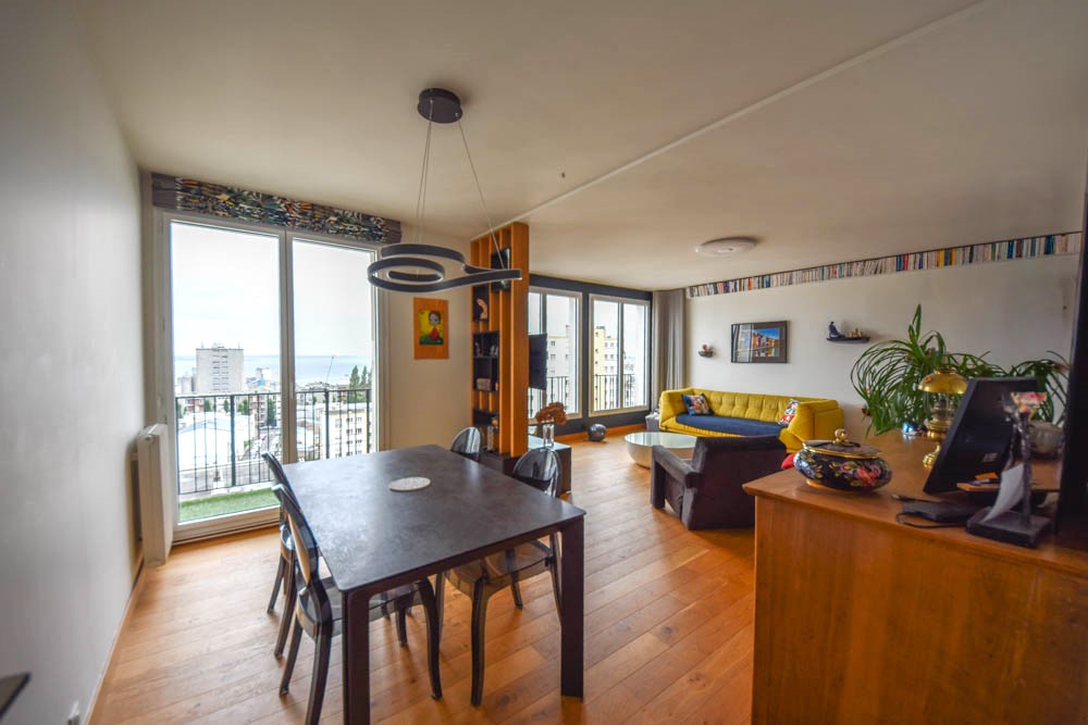 APPARTEMENT DE 91 M2 - 3 CHAMBRES - DERNIER ETAGE - VUE MER - BALCON - ASCENSEUR - GARAGE - CAVE - DALLE BETON photo 3
