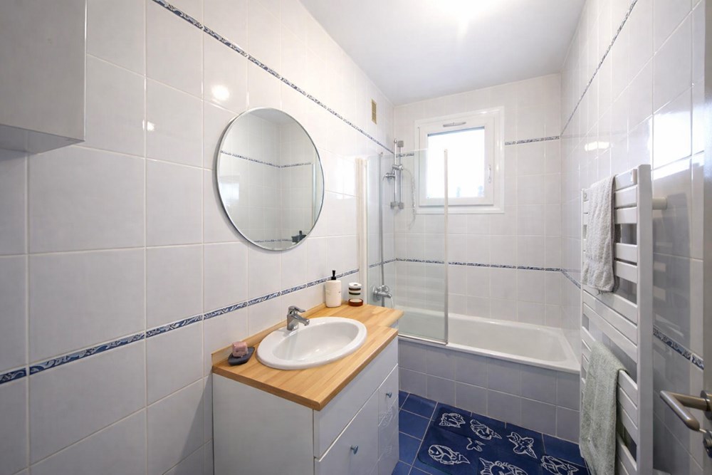 APPARTEMENT DE 91 M2 - 3 CHAMBRES - DERNIER ETAGE - VUE MER - BALCON - ASCENSEUR - GARAGE - CAVE - DALLE BETON photo 5