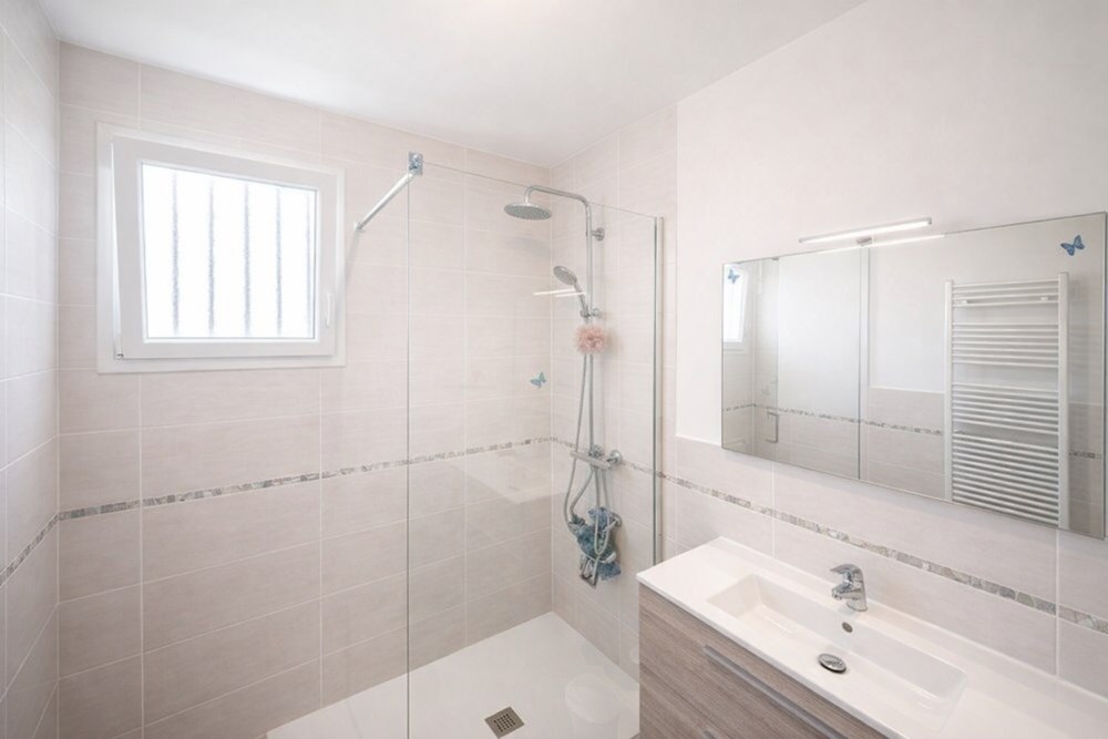 MAISON RECENTE DE 2022 90M² - PLAIN PIED - GARAGE - GRANDE PIECE DE VIE - POMPE A CHALEUR - TROIS CHAMBRES photo 5