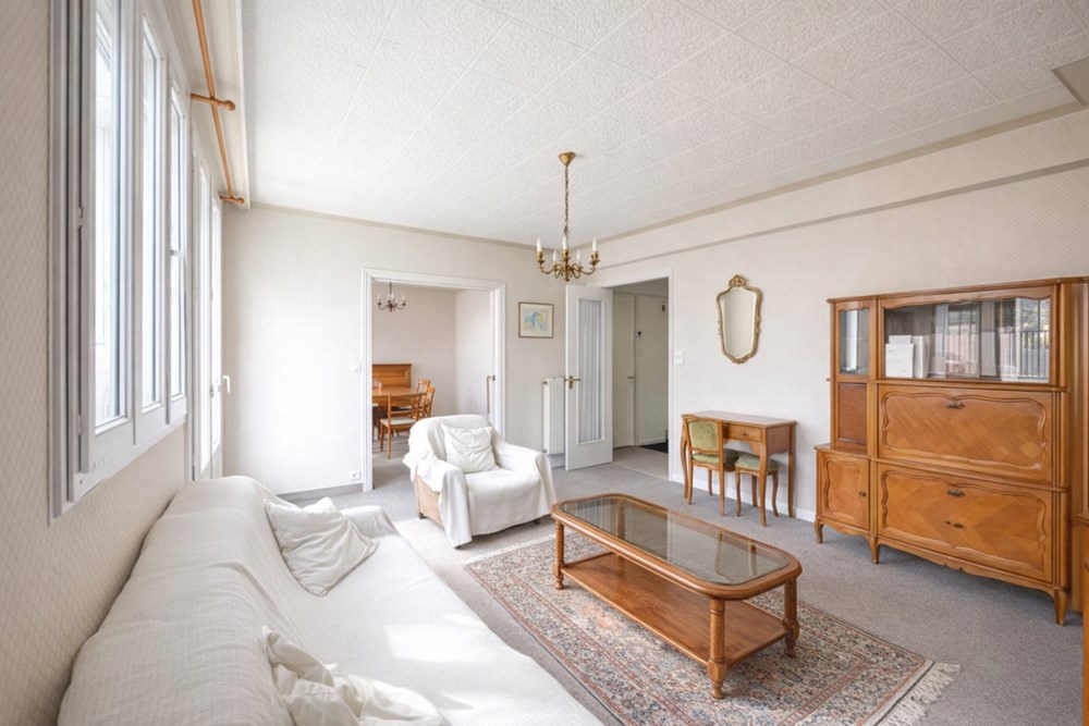 APPARTEMENT DE 83 M2- 2 CHAMBRES (POSSIBLE 3 )- DALLE BETON - ASCENSEUR - CAVE - BEAU POTENTIEL - DPE D - RAVALEMENT IMMEUBLE DE 2025