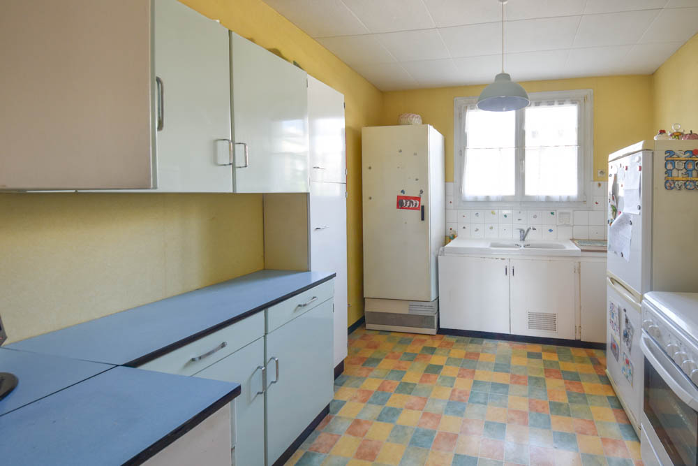 APPARTEMENT DE 83 M2- 2 CHAMBRES (POSSIBLE 3 )- DALLE BETON - ASCENSEUR - CAVE - BEAU POTENTIEL - DPE D - RAVALEMENT IMMEUBLE DE 2025 photo 3