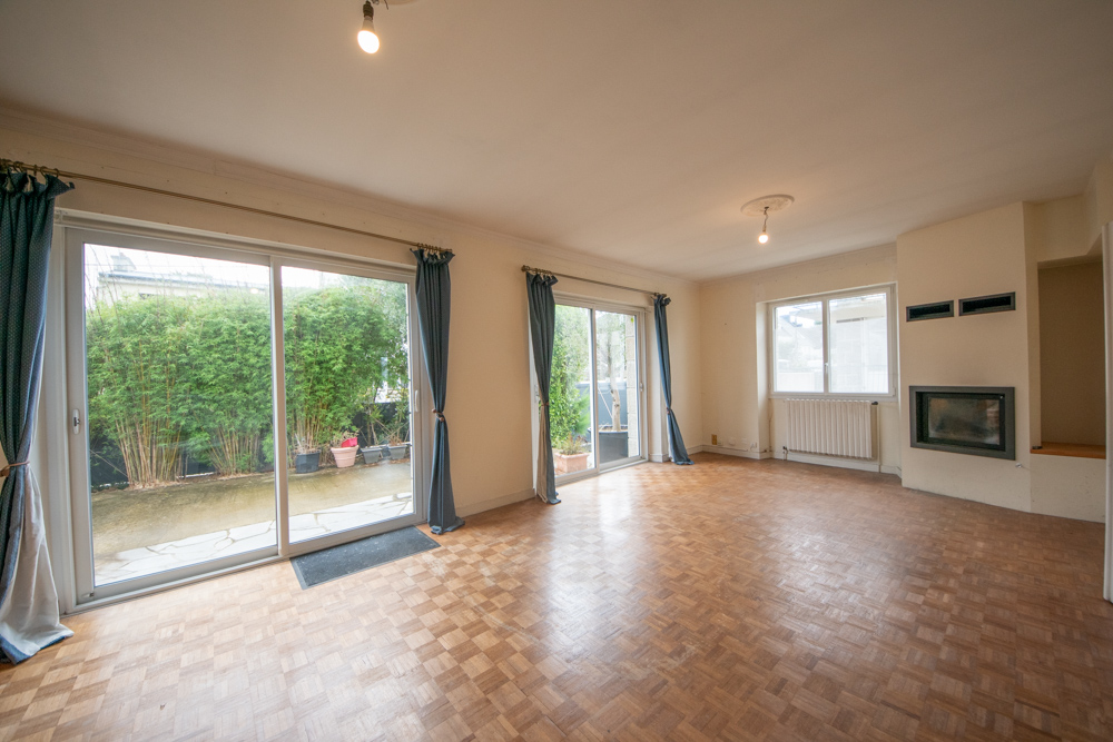 MAISON - T6 - 4 CHAMBRES - DPE D - SOUS SOL COMPLET - IDEALEMENT SITUE - JARDIN ARBORE - TERRASSE. photo 2