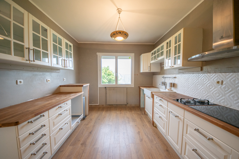 MAISON - T6 - 4 CHAMBRES - DPE D - SOUS SOL COMPLET - IDEALEMENT SITUE - JARDIN ARBORE - TERRASSE. photo 3