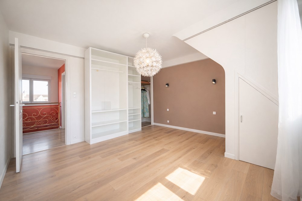 MAISON - T6 - 4 CHAMBRES - DPE D - SOUS SOL COMPLET - IDEALEMENT SITUE - JARDIN ARBORE - TERRASSE. photo 4