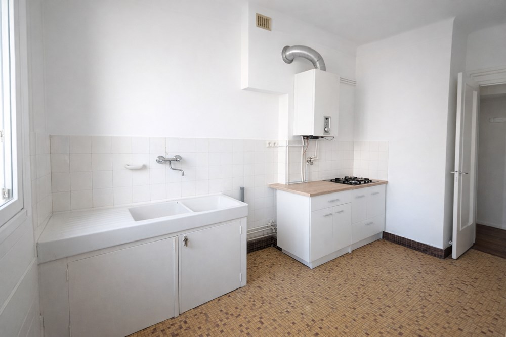 APPARTEMENT - 1 CHAMBRE - DPE D - DALLE BETON - CAVE - FAIBLES CHARGES - IDEALEMENT SITUE photo 3