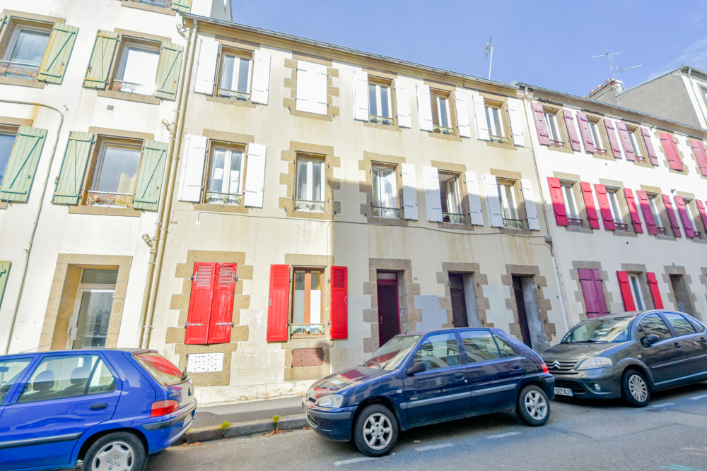 IMMEUBLE EN MONOPRORIETE 150M² DE 1946 - 3 LOTS AVEC LOCATAIRES EN PLACE - DALLE BETON - JARDIN