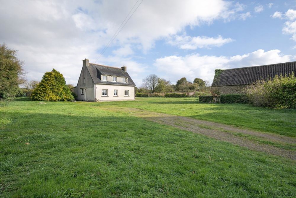MAISON - T6 - 5 CHAMBRES - CALME - TERRAIN DE 2300M² - BEAU POTENTIEL - PAS DE VIS A VIS - GRANDE PIECE DE VIE - DEPENDANCE