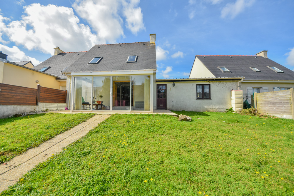 MAISON T5 DE 1986 - 3 CHAMBRES - GARAGE - VERANDA - BEAU POTENTIEL - SUR TERRAIN CLOS DE 430M²