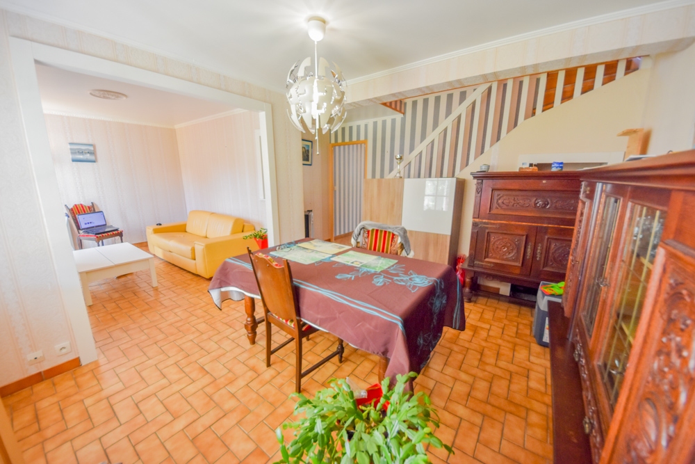 MAISON T5 DE 1986 - 3 CHAMBRES - GARAGE - VERANDA - BEAU POTENTIEL - SUR TERRAIN CLOS DE 430M² photo 3