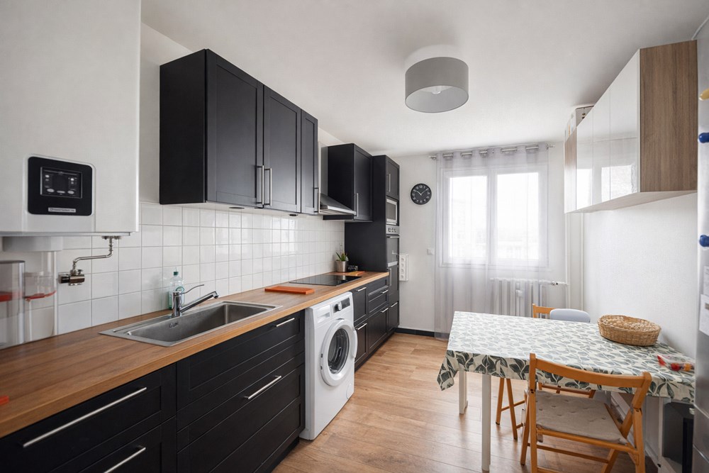 APPARTEMENT DE 71 M2 - 2 CHAMBRES - SANS TRAVAUX - ASCENSEUR - DALLE BETON - CHAUFFAGE URBAIN - DPE C photo 2