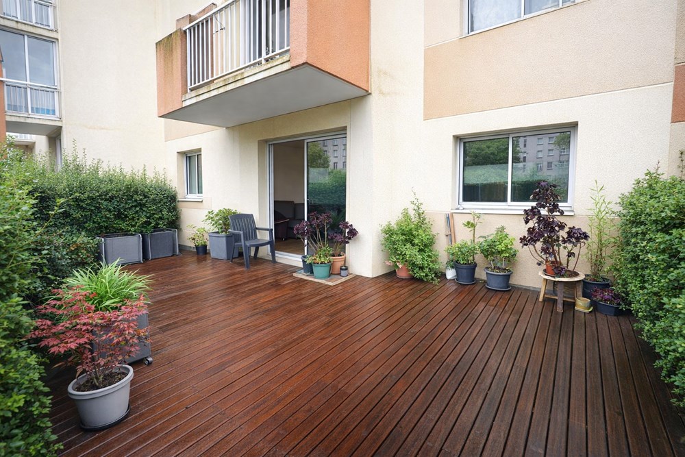 APPARTEMENT 79 M2 EN REZ DE JARDIN - 2 CHAMBRES( POSSIBLE 3) - SANS TRAVAUX - TERRASSE DE 25 M2 - CAVE - PARKING - DPE D - ACCES PMR photo 2