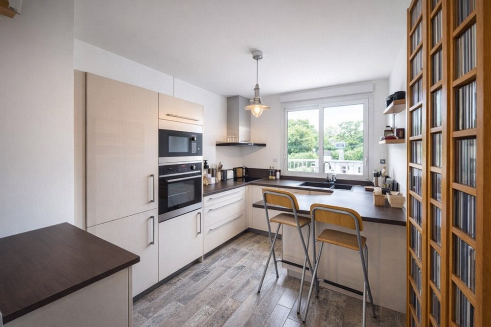 APPARTEMENT 79 M2 EN REZ DE JARDIN - 2 CHAMBRES( POSSIBLE 3) - SANS TRAVAUX - TERRASSE DE 25 M2 - CAVE - PARKING - DPE D - ACCES PMR photo 3