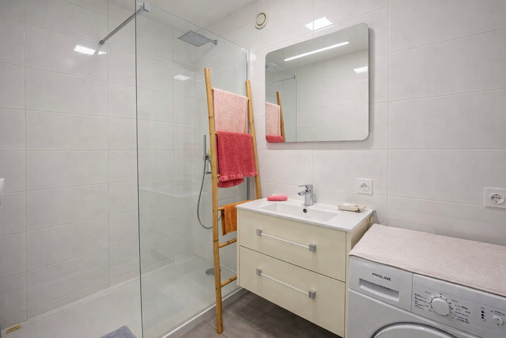 APPARTEMENT 79 M2 EN REZ DE JARDIN - 2 CHAMBRES( POSSIBLE 3) - SANS TRAVAUX - TERRASSE DE 25 M2 - CAVE - PARKING - DPE D - ACCES PMR photo 5