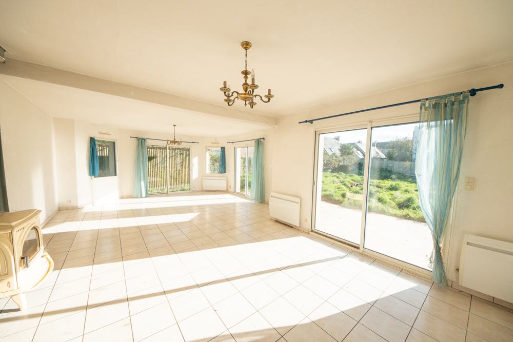 MAISON 121 M2 HABITABLE - 205M2 UTILE - 3 CHAMBRES - BUANDERIE ET GRENIER AMENAGEABLES - 1200M2 DE TERRAIN photo 4