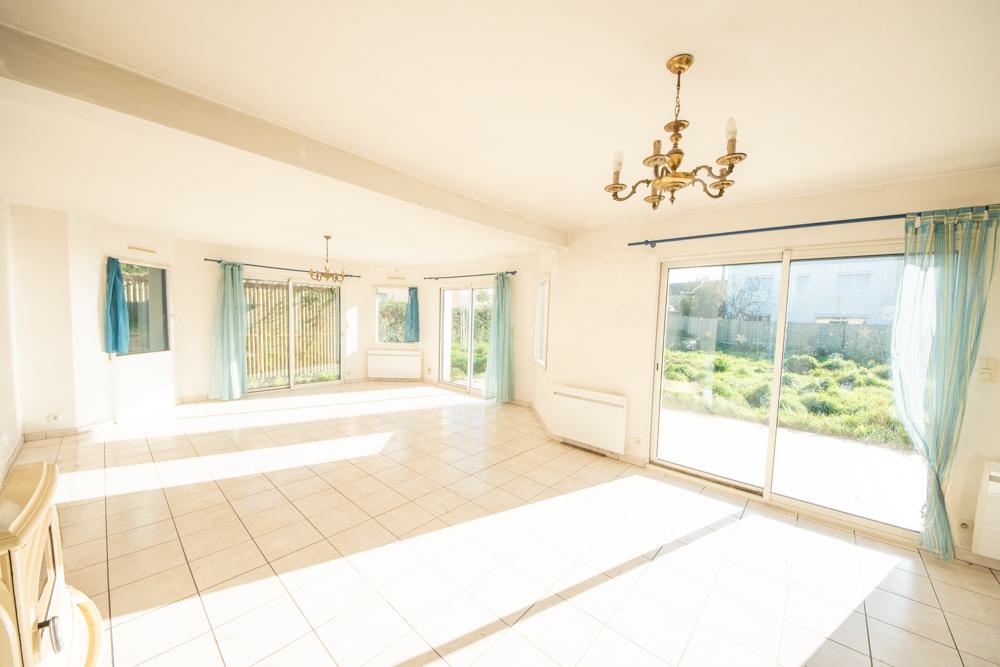 MAISON 121 M2 HABITABLE - 205M2 UTILE - 3 CHAMBRES - BUANDERIE ET GRENIER AMENAGEABLES - 1200M2 DE TERRAIN photo 5