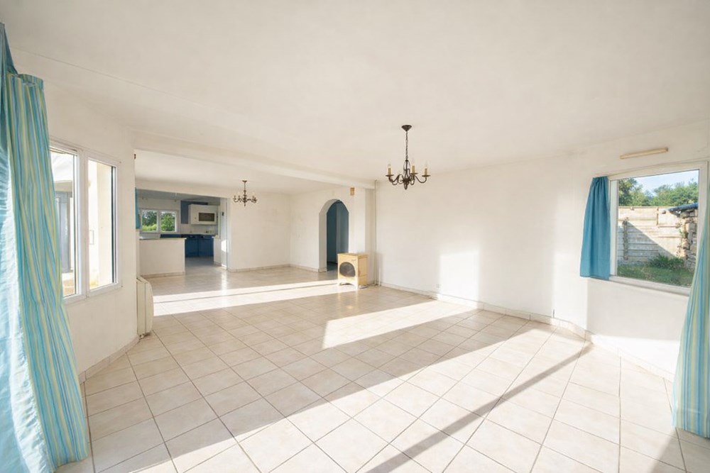 MAISON 121 M2 HABITABLE - 205M2 UTILE - 3 CHAMBRES - BUANDERIE ET GRENIER AMENAGEABLES - 1200M2 DE TERRAIN photo 4