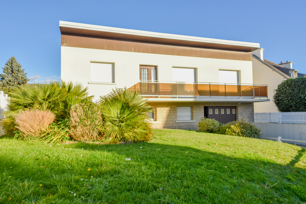 MAISON T7 148M² - GARAGE - 3 CHAMBRES POSSIBLE 5 - BEAUX VOLUMES - SUR TERRAIN CLOS DE 425M²