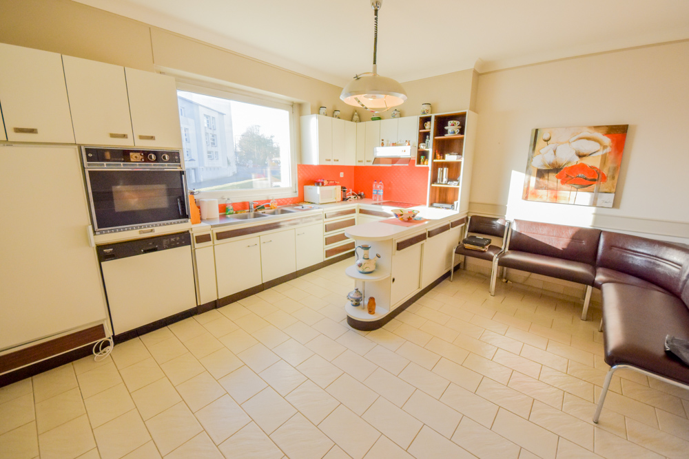 MAISON T7 148M² - GARAGE - 3 CHAMBRES POSSIBLE 5 - BEAUX VOLUMES - SUR TERRAIN CLOS DE 425M² photo 4