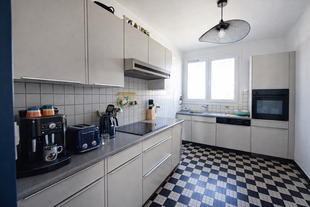 APPARTEMENT DE 90 M2 - 3 CHAMBRES - VUE MER - BALCON - ASCENSEUR - GARAGE - CAVE - DALLE BETON - DPE C photo 2