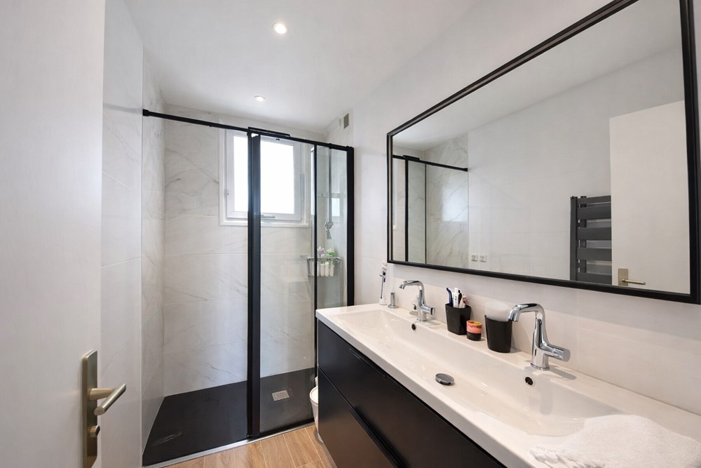 APPARTEMENT DE 90 M2 - 3 CHAMBRES - VUE MER - BALCON - ASCENSEUR - GARAGE - CAVE - DALLE BETON - DPE C photo 4