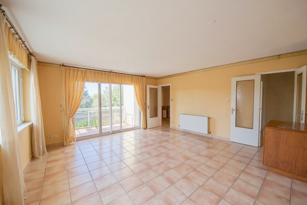 APPARTEMENT - T4 - 3 CHAMBRES - ASCENSEUR - IDEALEMENT SITUE - PLACE DE PARKING - RARE SUR LE MARCHE. photo 2