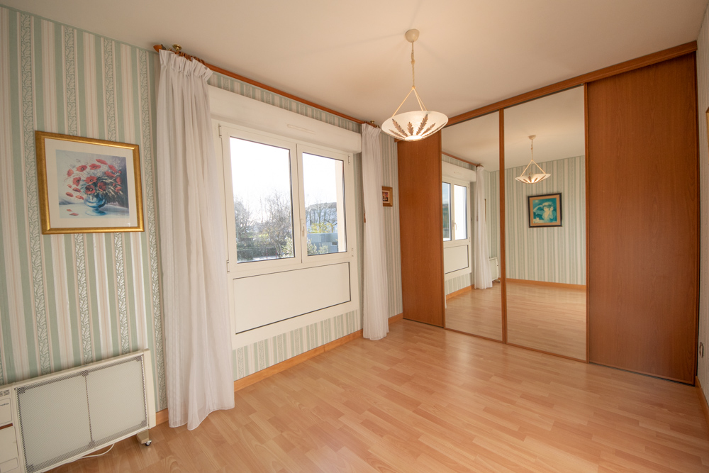 APPARTEMENT - T4 - 3 CHAMBRES - ASCENSEUR - IDEALEMENT SITUE - PLACE DE PARKING - RARE SUR LE MARCHE. photo 4