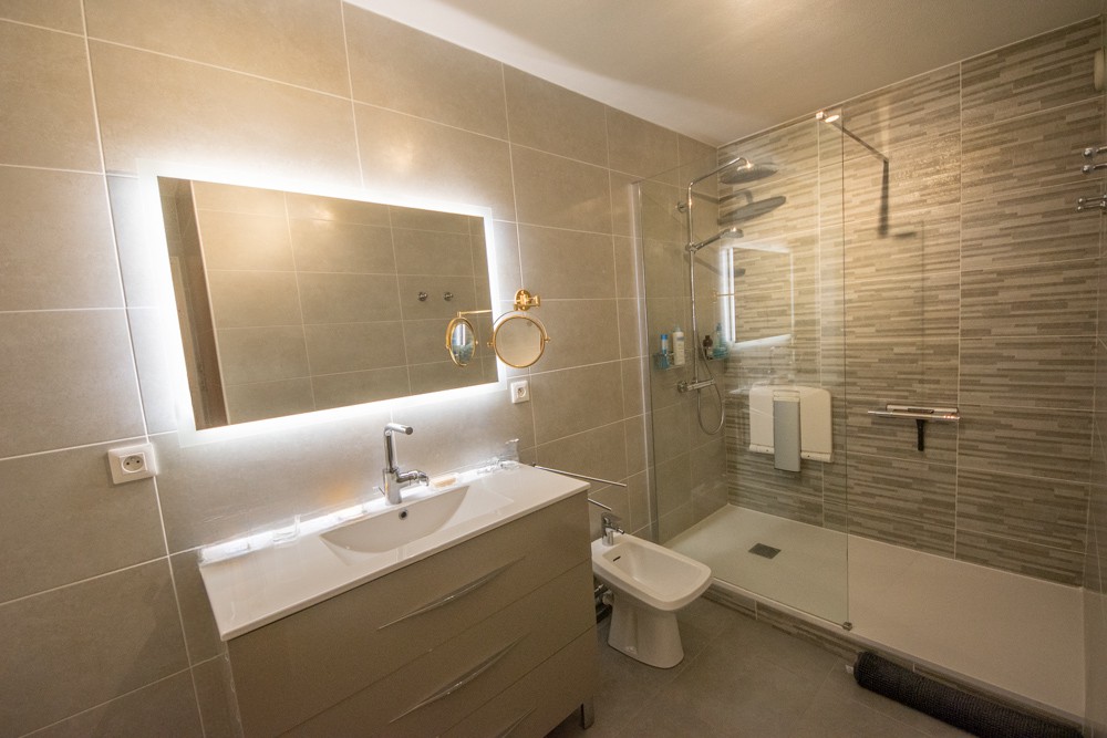 APPARTEMENT - T4 - 3 CHAMBRES - ASCENSEUR - IDEALEMENT SITUE - PLACE DE PARKING - RARE SUR LE MARCHE. photo 5