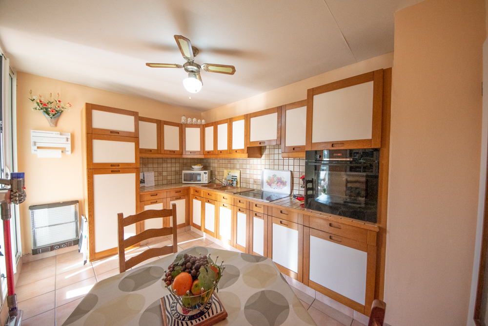 APPARTEMENT - T4 - 3 CHAMBRES - ASCENSEUR - IDEALEMENT SITUE - PLACE DE PARKING - RARE SUR LE MARCHE. photo 3
