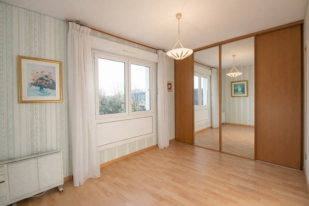 APPARTEMENT - T4 - 3 CHAMBRES - ASCENSEUR - IDEALEMENT SITUE - PLACE DE PARKING - RARE SUR LE MARCHE. photo 4