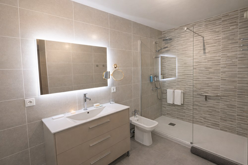APPARTEMENT - T4 - 3 CHAMBRES - ASCENSEUR - IDEALEMENT SITUE - PLACE DE PARKING - RARE SUR LE MARCHE. photo 5