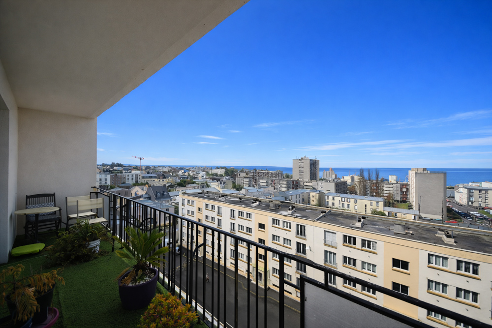 APPARTEMENT 98M² - GRANDE PIECE DE VIE - ACSENSEUR - AUCUNS TRAVAUX - RARE - VUE MER PARNORAMIQUE - 3 CHAMBRES - DEUX GARAGES photo 2