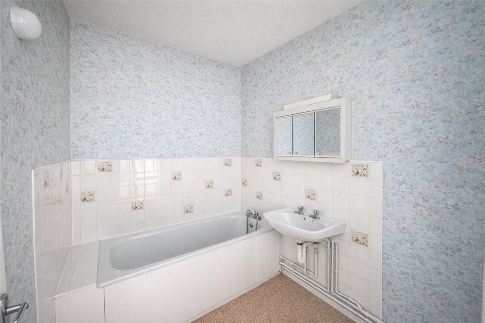 APPARTEMENT - T4 - 3 CHAMBRES - 2EM ETAGE - BEAU POTENTIEL - CHAUFFAGE URBAIN - DPE D - ASCENSEUR. photo 4
