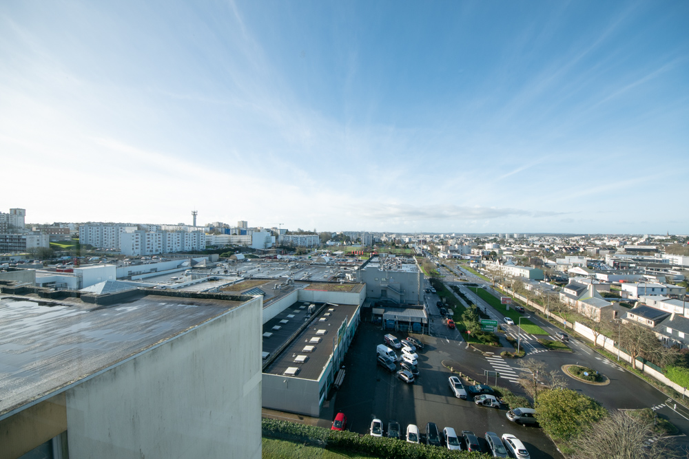 APPARTEMENT T3 - 2 CHAMBRES - RENOVE A NEUF - ASCENSEUR - BALCON - PLACE DE PARKING PRIVEE - CAVE - LOCAL A VELO - COMMERCES ET TRAM A PIED