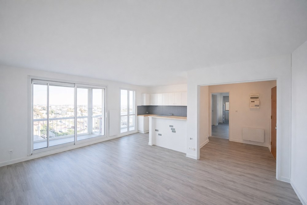 APPARTEMENT T3 - 2 CHAMBRES - RENOVE A NEUF - ASCENSEUR - BALCON - PLACE DE PARKING PRIVEE - CAVE - LOCAL A VELO - COMMERCES ET TRAM A PIED photo 3